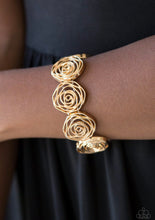 Lade das Bild in den Galerie-Viewer, Paparazzi 💜 &quot;Beatin&#39; Around the Rosebush&quot; -- Gold Bracelet
