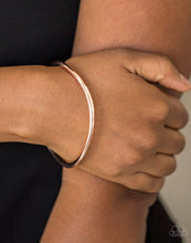 Lade das Bild in den Galerie-Viewer, Paparazzi 💜 &quot;Awesomely Asymmetrical&quot; -- Rose Gold Bracelet
