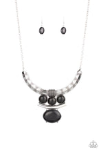 Lade das Bild in den Galerie-Viewer, Paparazzi 💜 &quot;Commander in Chiefette&quot; - Silver/Black Necklace
