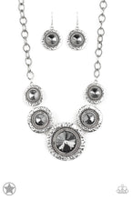 Charger l&#39;image dans la galerie, Paparazzi 💜 &quot;Global Glamour&quot; -- Silver Necklace
