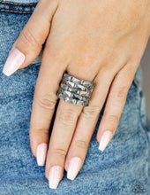 Cargar imagen en el visor de la galería, Paparazzi 💜 Checkered Couture - Silver  Ring
