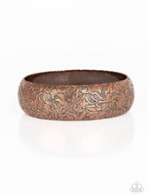 Cargar imagen en el visor de la galería, Paparazzi 💜 &quot;Garden Villa&quot; -- Copper Bracelet
