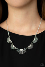 Cargar imagen en el visor de la galería, Paparazzi 💜 &quot;Fanned-Out Fashion&quot; -- Silver Necklace
