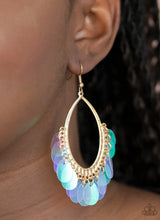 Cargar imagen en el visor de la galería, Paparazzi 💜 &quot;Mermaid Magic&quot; -- Gold/Iridescent Earrings
