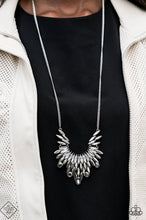 Charger l&#39;image dans la galerie, Paparazzi 💜 &quot;Leave it to Luxe&quot; -- Silver Necklace
