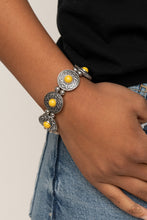 Lade das Bild in den Galerie-Viewer, Paparazzi 💜 &quot;Flirty Finery&quot; -- Yellow Bracelet
