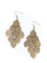 Lade das Bild in den Galerie-Viewer, Paparazzi 💜 Loud and Leafy - Brass Earrings
