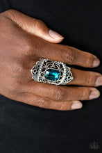 Lade das Bild in den Galerie-Viewer, Paparazzi 💜 &quot;Undefinable Dazzle&quot; -- Silver/Blue Ring
