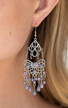 Lade das Bild in den Galerie-Viewer, Paparazzi 💜 &quot;Glass Slipper Glamour&quot; -- Silver/Gray Earrings
