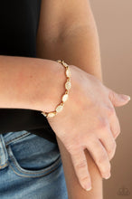 Cargar imagen en el visor de la galería, Paparazzi 💜 &quot;Stop and GLOW&quot; -- Gold Bracelet
