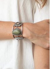 Cargar imagen en el visor de la galería, Paparazzi 💜 &quot;Sahara Seasons&quot; -- Green Bracelet
