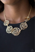 Cargar imagen en el visor de la galería, Paparazzi 💜 &quot;Rosey Rosette&quot; -- Gold Necklace
