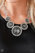 Lade das Bild in den Galerie-Viewer, Paparazzi 💜 &quot;Global Glamour&quot; -- Silver Necklace
