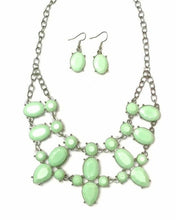 Cargar imagen en el visor de la galería, Paparazzi 💜 &quot;Goddess Glow&quot; -- Green Necklace
