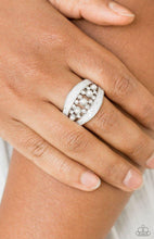 Cargar imagen en el visor de la galería, Paparazzi 💜 &quot;Royal Treasury&quot; -- White Ring
