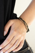 Cargar imagen en el visor de la galería, Paparazzi 💜 &quot;Plait Tectonics&quot; -- Brass Cuff Bracelet
