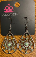 Cargar imagen en el visor de la galería, Paparazzi 💜 &quot;A Flair for Fabulous&quot; -- Green Earrings
