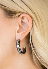 Cargar imagen en el visor de la galería, Paparazzi 💜 5th Avenue Fashionista - Black Earrings
