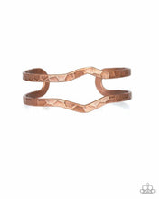 Cargar imagen en el visor de la galería, Paparazzi 💜 &quot;Highland Heiress&quot; -- Copper Cuff Bracelet
