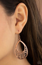 Cargar imagen en el visor de la galería, Paparazzi 💜 &quot;Stylish Serpentine&quot; -- Copper Earrings
