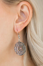 Cargar imagen en el visor de la galería, Paparazzi 💜 &quot;Rochester Royale&quot; -- Silver/Pink Earrings
