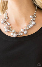 Cargar imagen en el visor de la galería, Paparazzi 💜 &quot;The Upstater&quot; -- Silver Pearl Necklace
