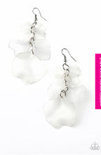 Lade das Bild in den Galerie-Viewer, Paparazzi 💜 &quot;Fragile Florals&quot; -- White Earrings
