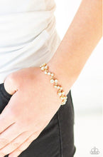 Cargar imagen en el visor de la galería, Paparazzi 💜”Starlit Stunner” -- Gold Bracelet
