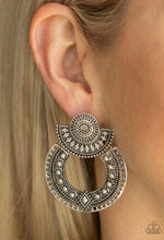 Cargar imagen en el visor de la galería, Paparazzi 💜 &quot;Texture Takeover&quot; -- Silver Earrings
