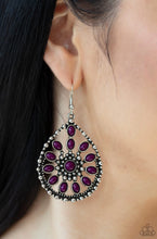 Lade das Bild in den Galerie-Viewer, Paparazzi 💜 &quot;Free to Roam&quot; -- Purple Earrings
