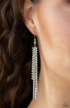 Cargar imagen en el visor de la galería, Paparazzi 💜 &quot;Red Carpet Bombshell&quot; -- White Earrings
