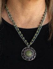 Cargar imagen en el visor de la galería, Paparazzi 💜 Sahara Suburb - Green Necklace
