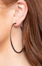 Cargar imagen en el visor de la galería, Paparazzi 💜 &quot;Curve Couture&quot; -- Copper Hoop Earrings
