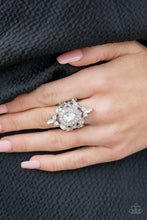 Lade das Bild in den Galerie-Viewer, Paparazzi 💜 &quot;Mega Stardom&quot; -- White Rhinestone Ring
