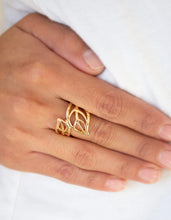 Cargar imagen en el visor de la galería, Paparazzi 💜 LEAF It All Behind - Gold Ring
