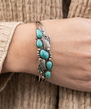 Load image into Gallery viewer, Paparazzi 💜 Cottage Living - Blue Bracelet
